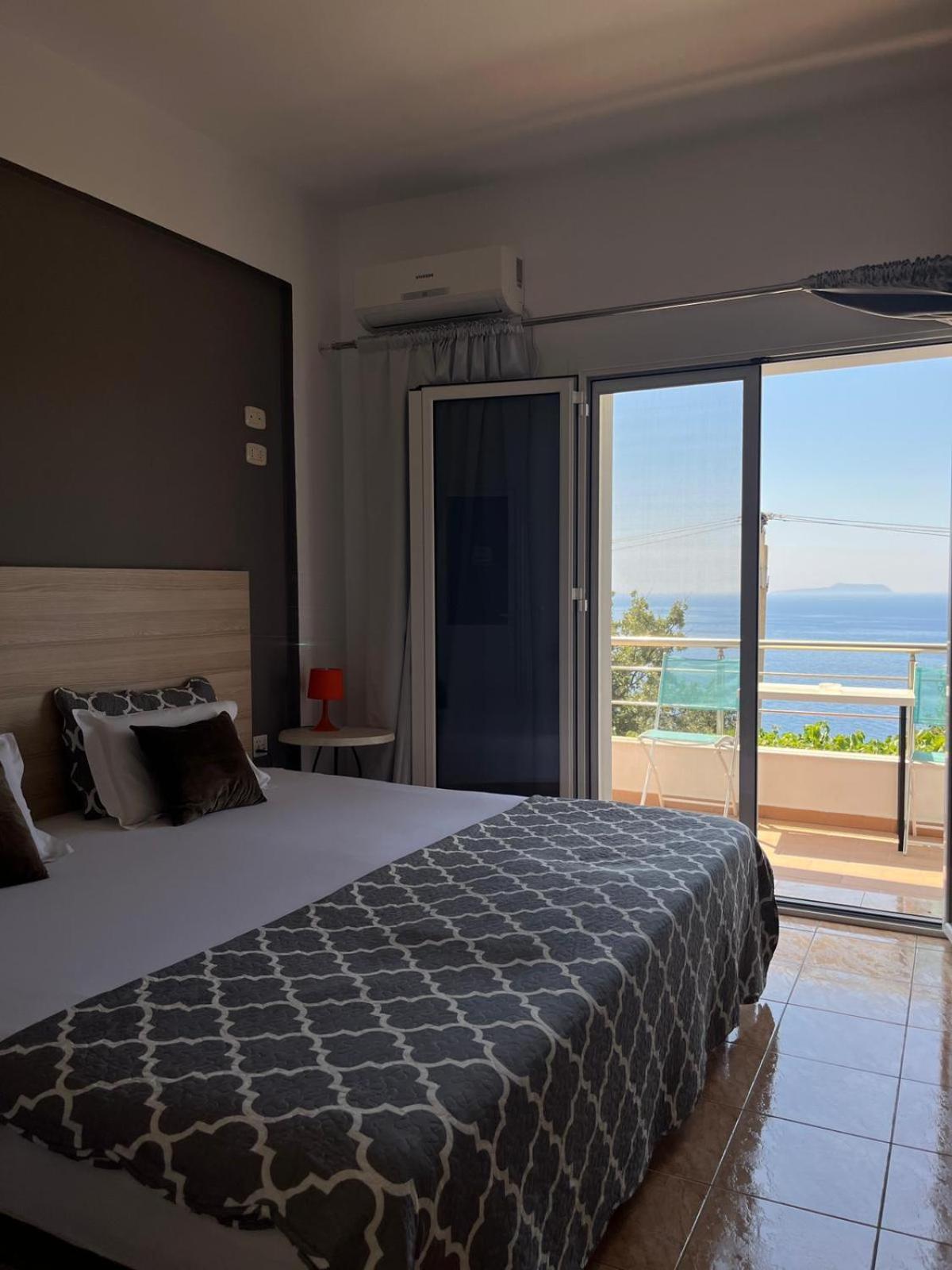 Salt Life Hotel Dhërmi Екстериор снимка