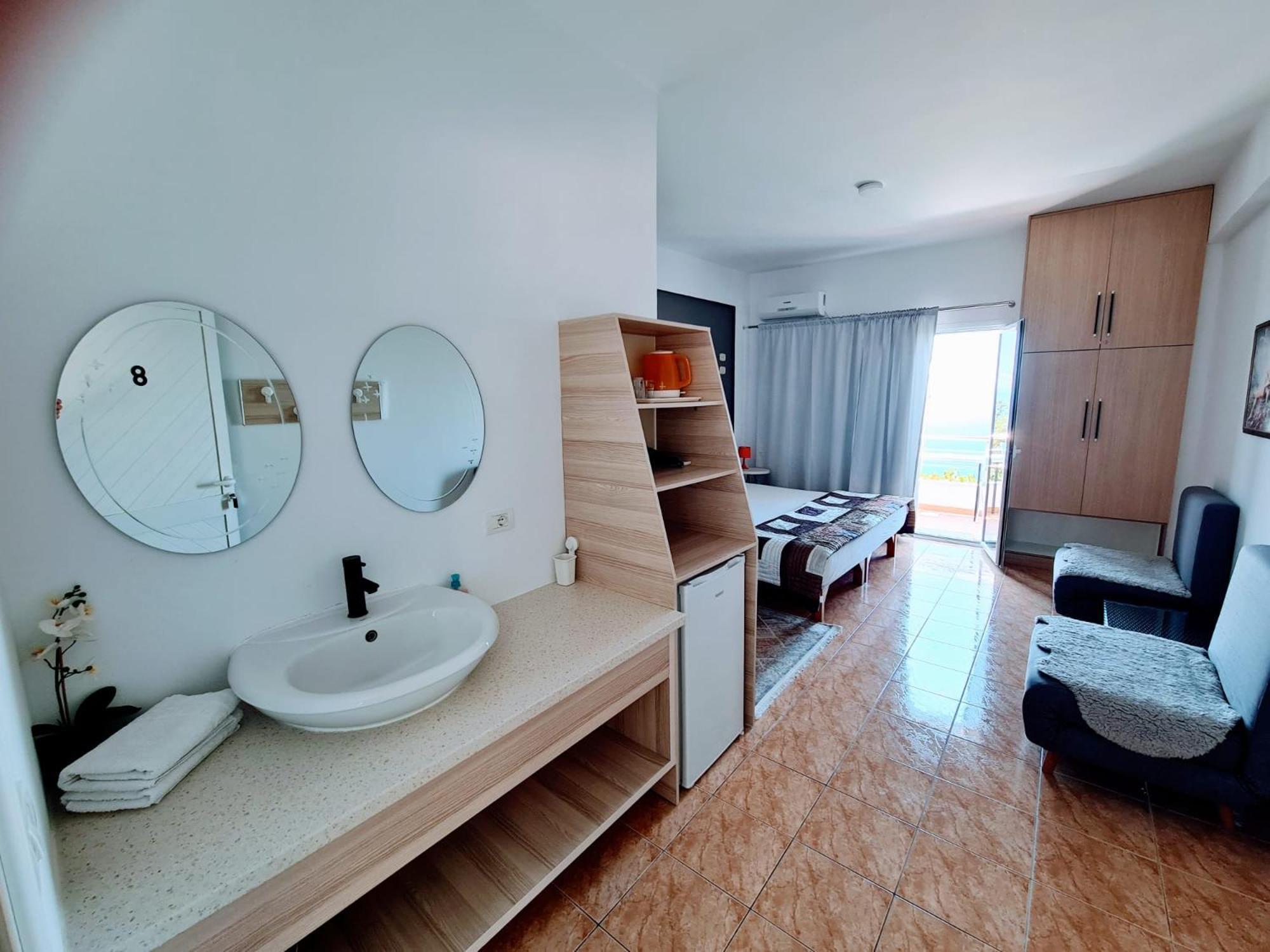 Salt Life Hotel Dhërmi Екстериор снимка