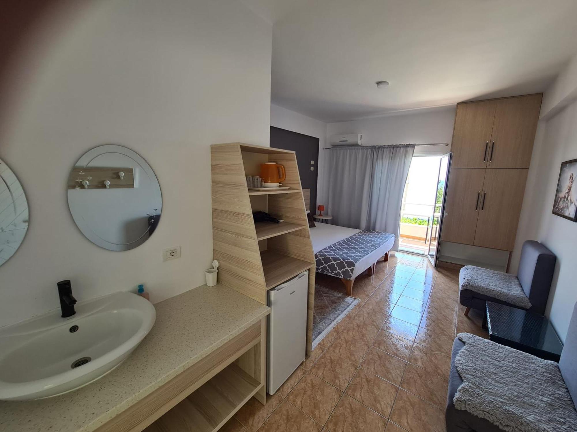 Salt Life Hotel Dhërmi Екстериор снимка
