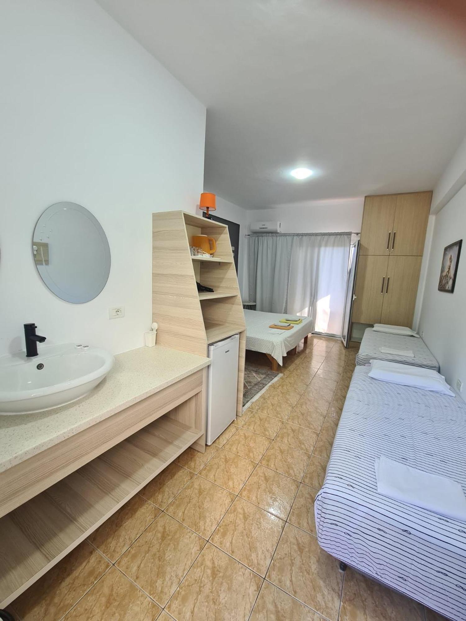 Salt Life Hotel Dhërmi Екстериор снимка