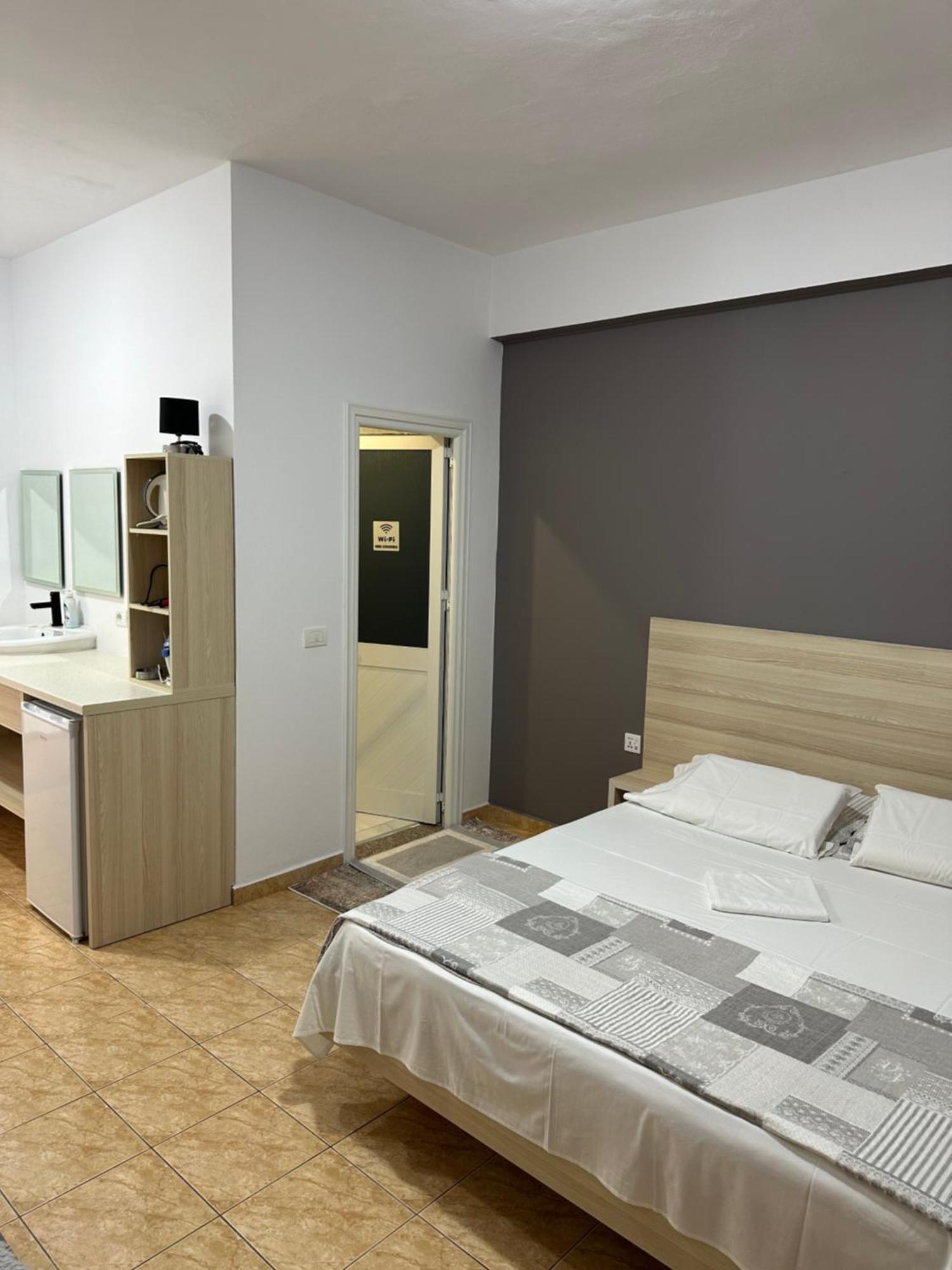 Salt Life Hotel Dhërmi Екстериор снимка