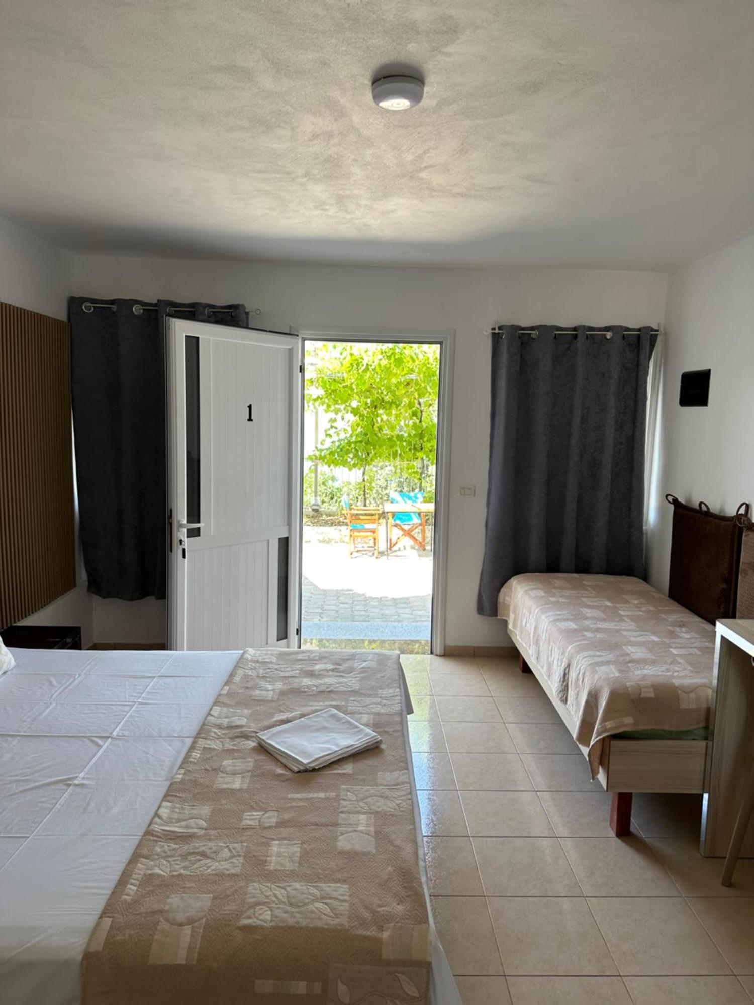 Salt Life Hotel Dhërmi Екстериор снимка